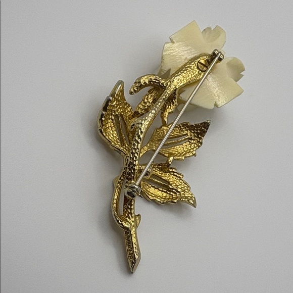Elegant Gold and Cream Rose Brooch - Picture 6 of 8